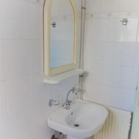 Marias' Quiet With Parking, Walk To Town Apartment Lefkáda