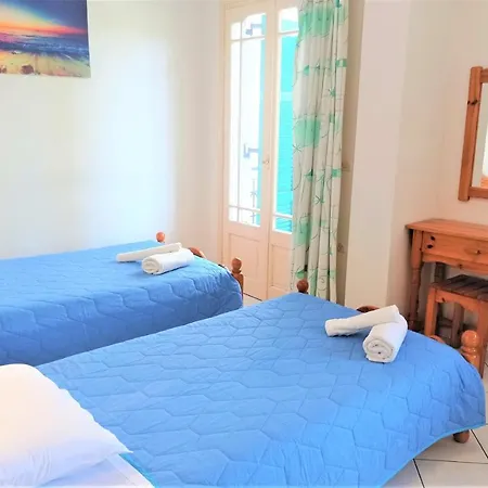 Marias' Quiet With Parking, Walk To Town Apartment